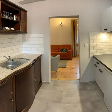 Stara Szkola Debowy Gaj The Old School Debowy Gaj Alojamento de Acomodação e Pequeno-almoço Lwowek Slaski